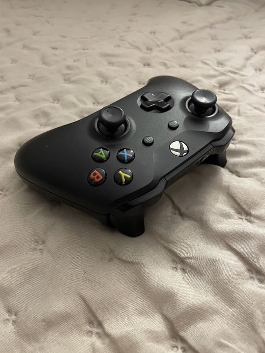 Vand jocuri si controller pentru Xbox One