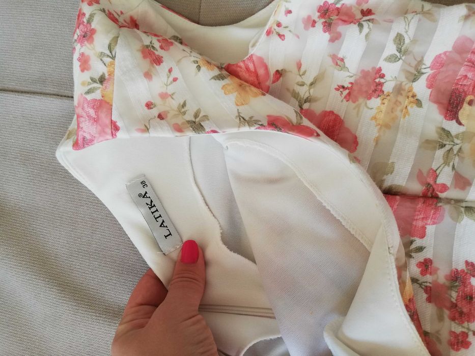 Красива дамска рокля на цветя