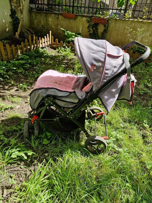 Количка ,плюс дрешки и шише87997 
 2977...