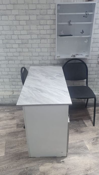 Маникюрный стол  с полочкой