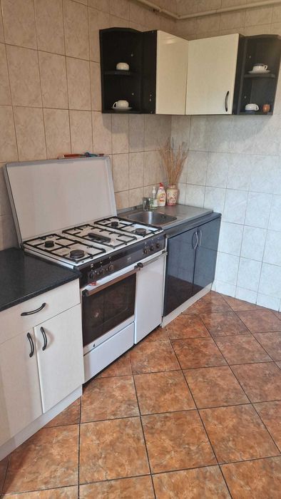 Inchiriez apartament 3 camere decomandat | Zona Liceul Auto