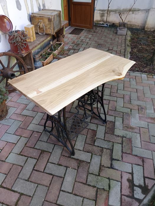 Masa , birou sau suport lavoar din mașină de cusut