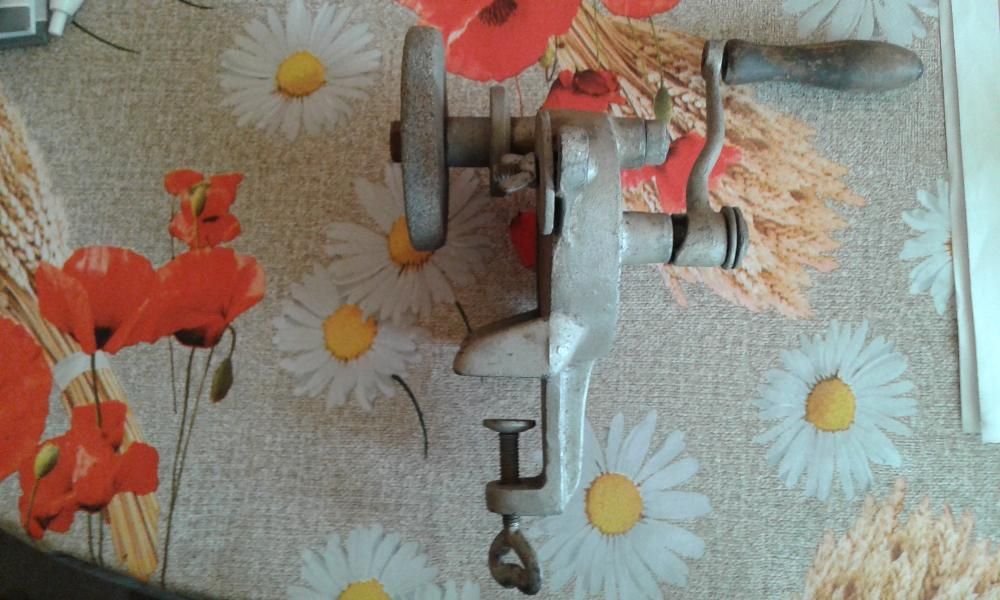 Машинка за мелене и точене,стар метър и машинка за подстригване