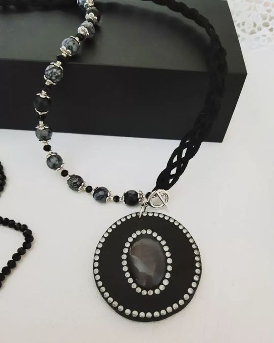 Продам колье ручной работы.