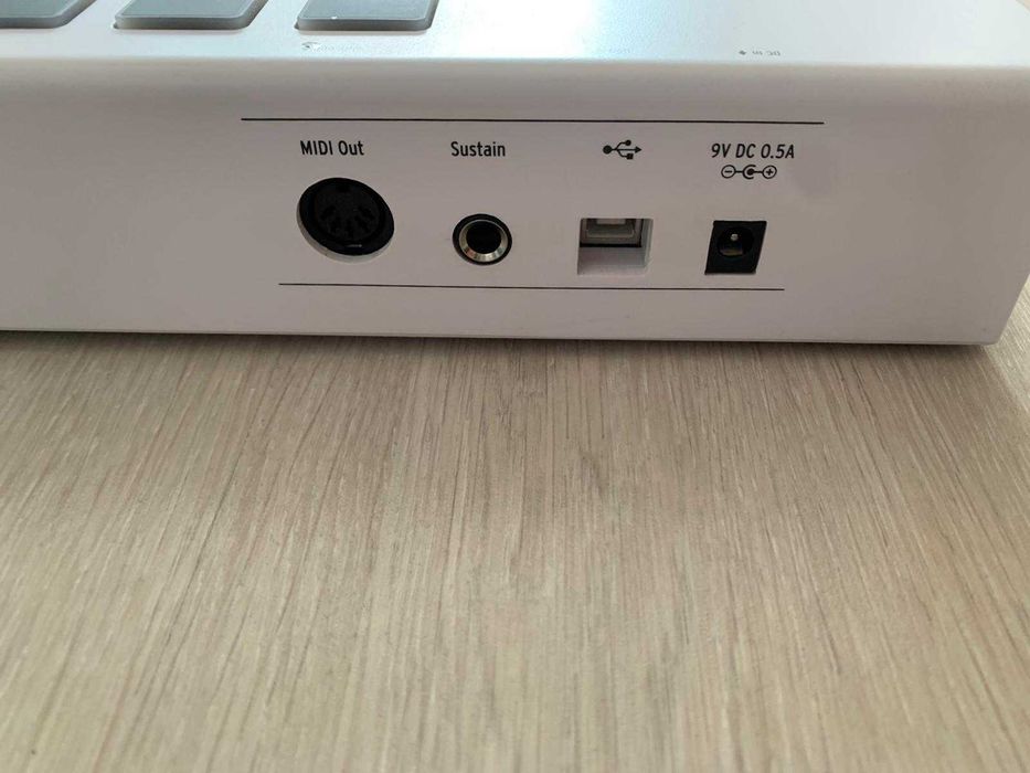 Vând controler MIDI universal Arturia KeyLab Essential 49