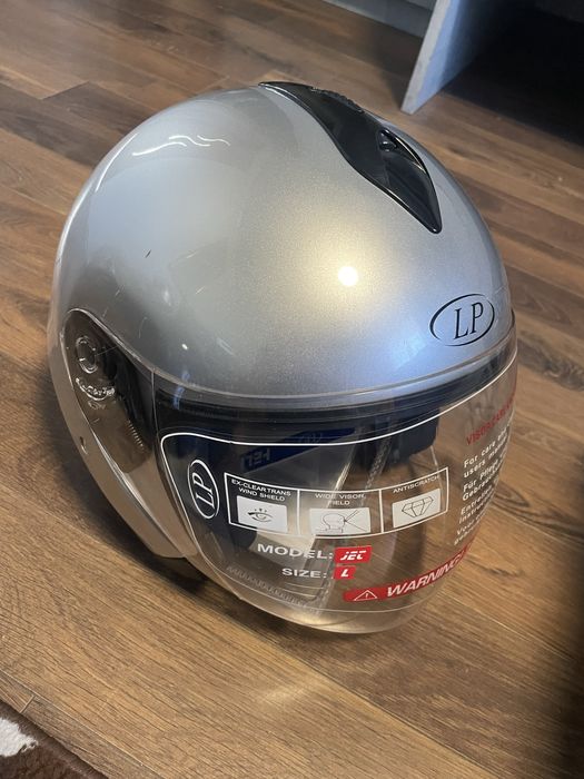 Vând o cască moto LP și 2 căști de scooter toate cu Bloouethot!