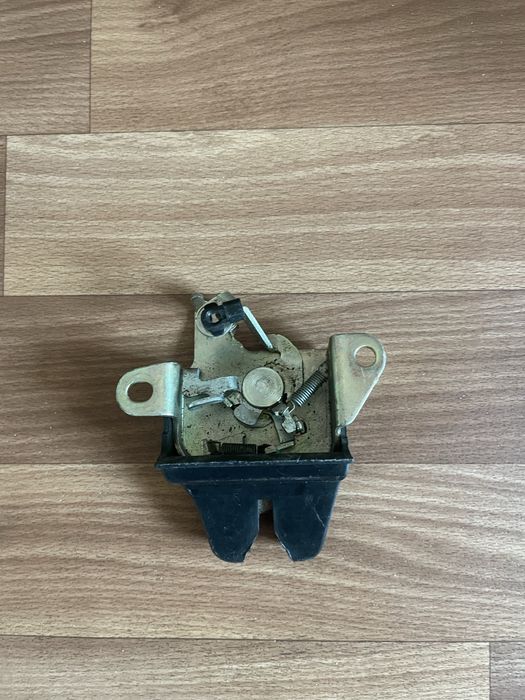 Карина Е замок багажника