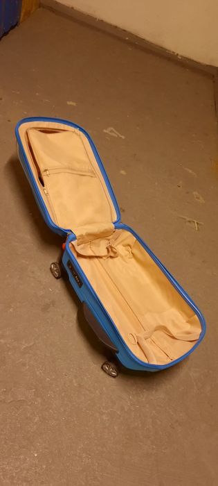 Продам почти новый чемоданчик детский