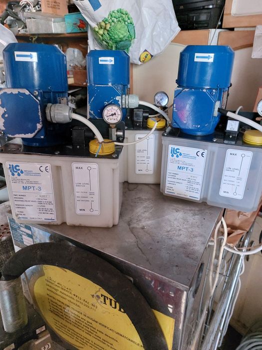 Vând pompe cu bazin