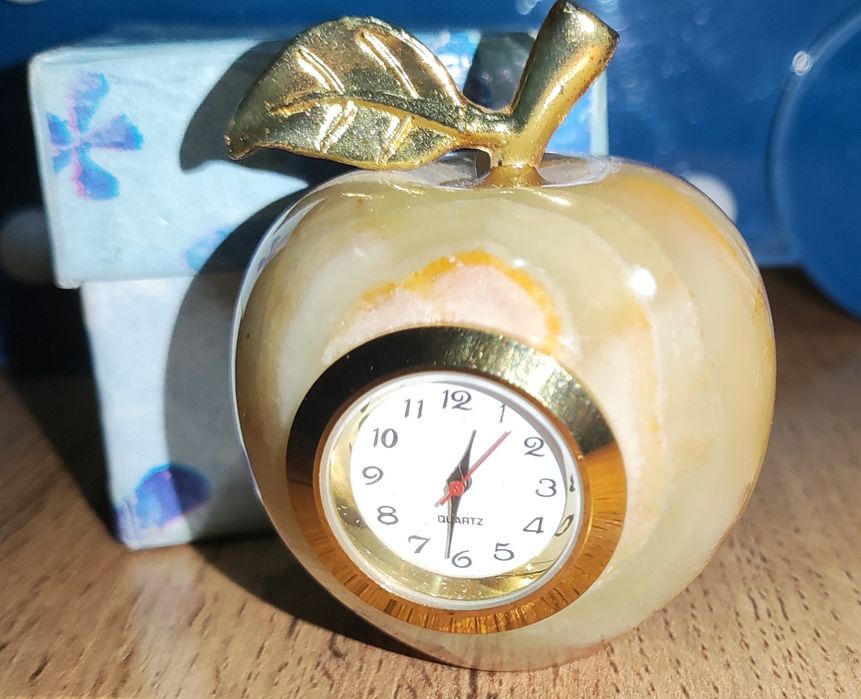 Шкатулка. Фарфор. Фотоаппарат. Медали.