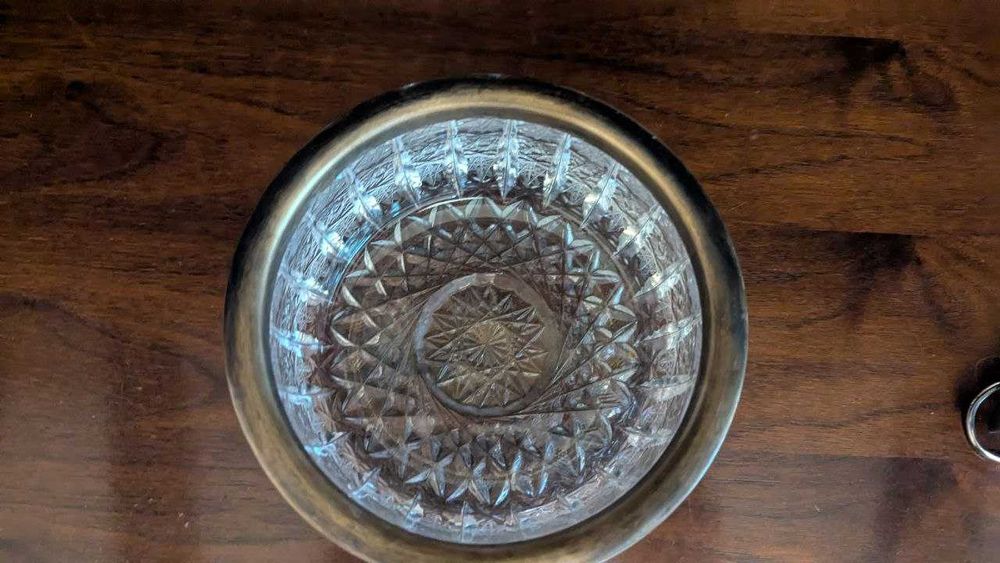 продам 3 хрустальные вазочки с мельхиоровым ободком