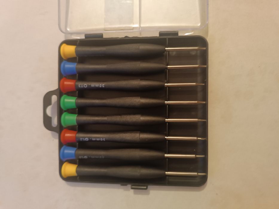 Набор отверток для мелких вещей.