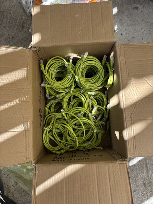 cablu de rețea de tip patchcord Ethernet Cat.5e UTP de culoare verde deschis-gălbui, prevăzut cu conectori RJ45 la capete.