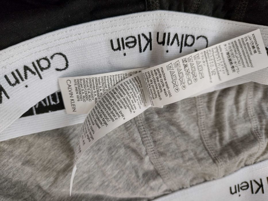 Vând chiloți boxeri Calvin Klein măsură S ,M ,L , XL
