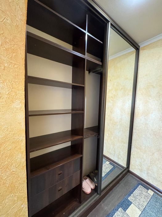 Зеркальный  шкаф