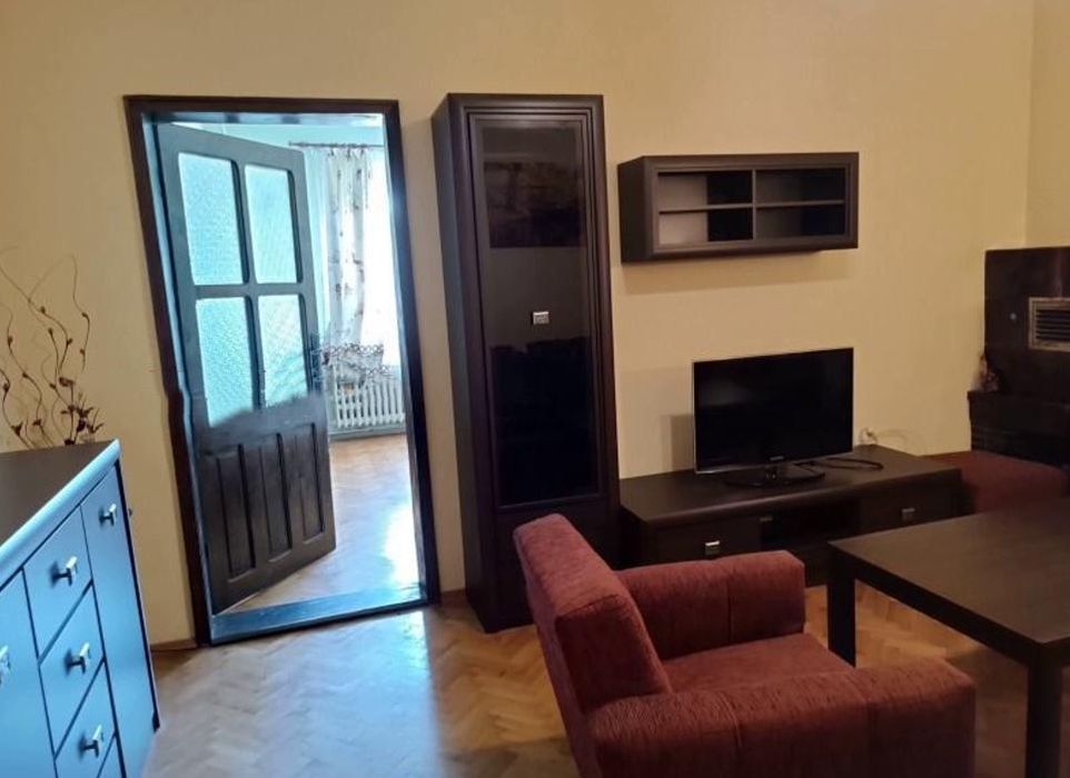 Дава се под наем Тристаен апартамент в София, Център - 85 кв.м за 766 € - Снимка #1