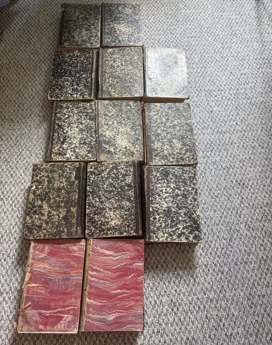 Lot cărți vechi, tablouri, mașină de scris funcțională