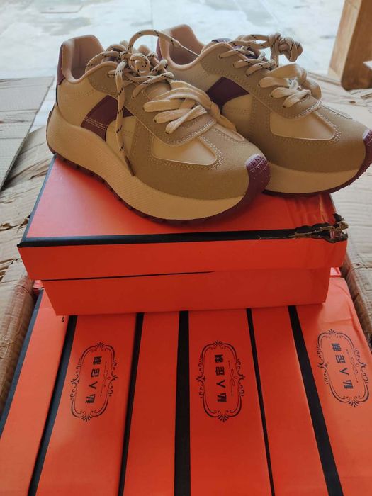 Oyoq kiyimlar donaga va optomga sotiladi