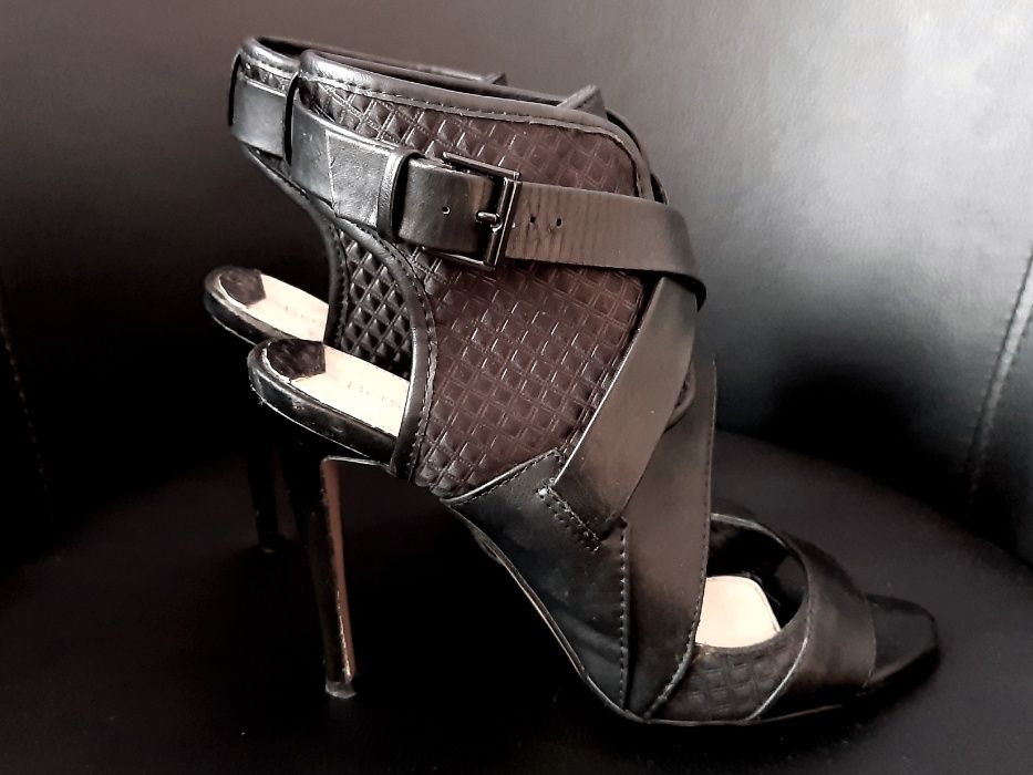 Botine Bershka cu toc.