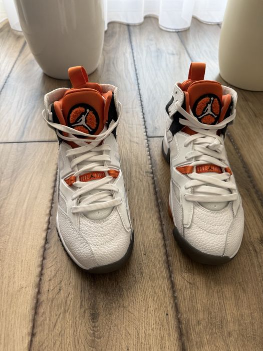 Vand adidasi Jordan noi