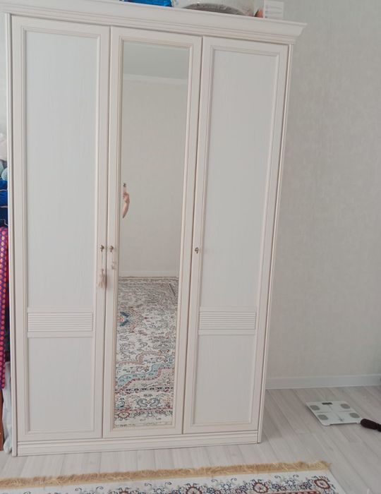 Продам шкаф и стол