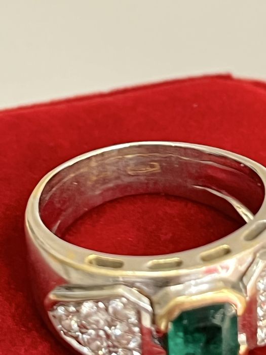 Дамски пръстен бяло злато и естествен изумруд