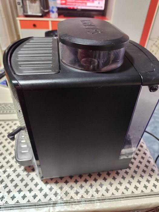 Espressor automat KRUPS EA81 FPB145000P – râșniță încorporată, 15 bar, 1450W
