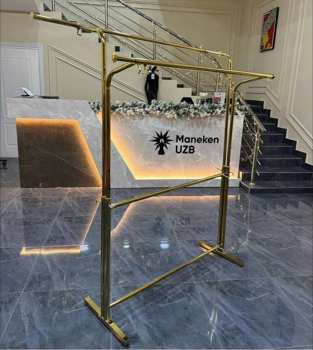 Вешалка для одежды с роликами.