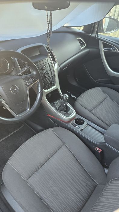 Vând Opel Astra j ...an fabricație 2012...