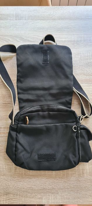 Различни чанти - бялата с цвете се подарява