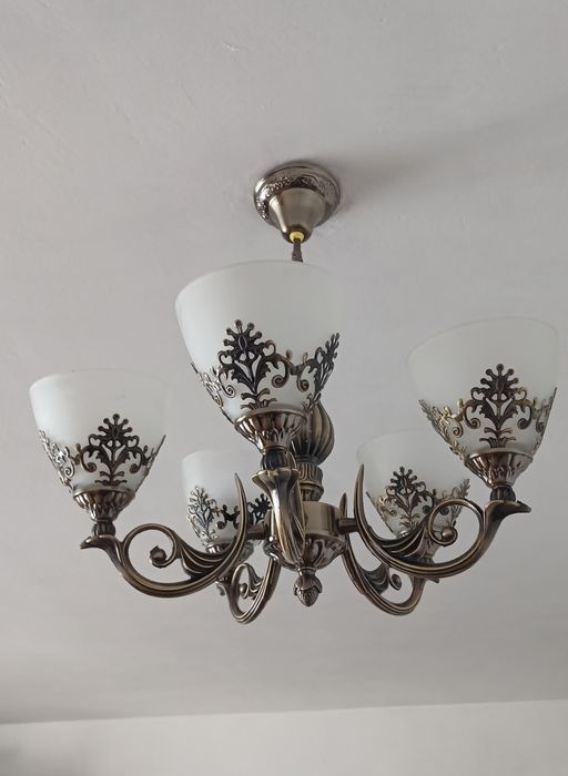 продаются люстры