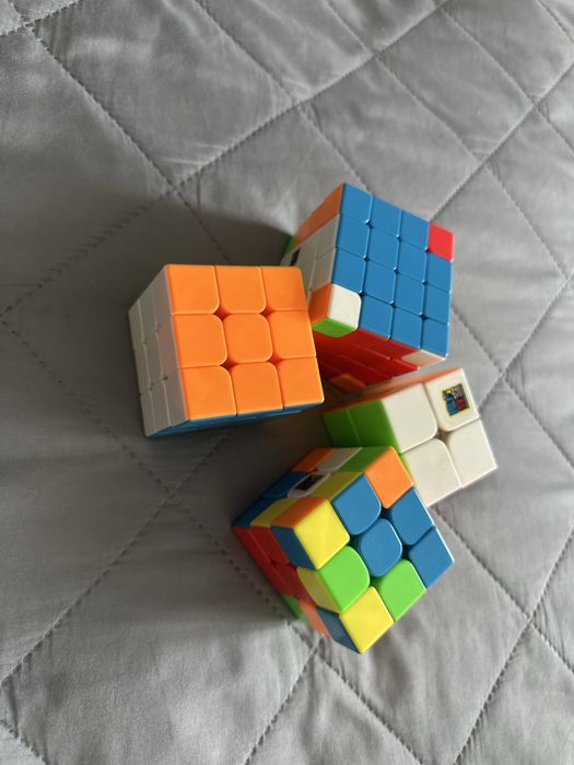 шапка и кубик рубик