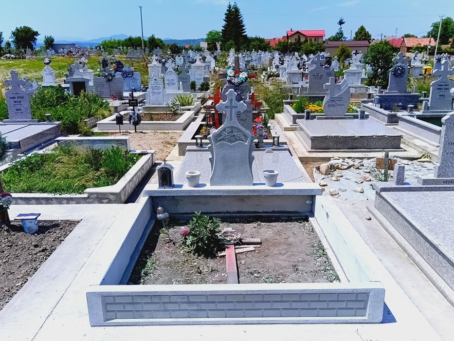 Monumente funerare