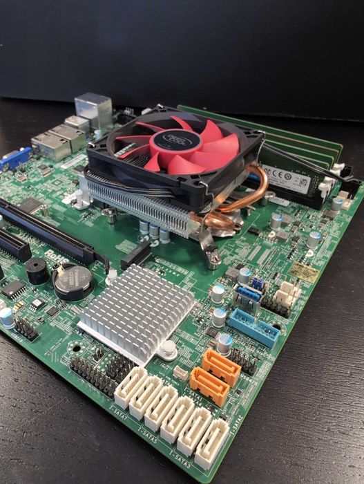 Дъно за сървър (NAS), с процесор и охладител