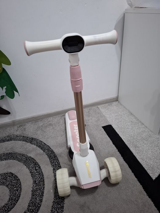 Trotineta cu lumini si muzica