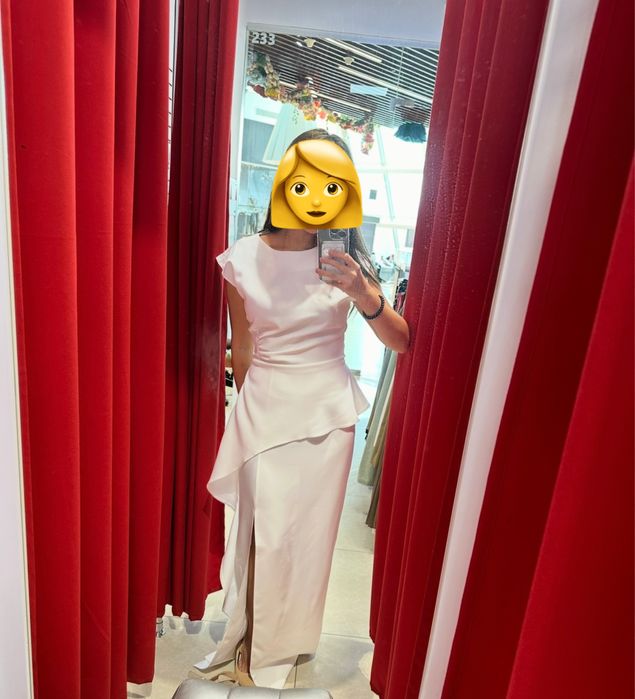 Белое платье макси с вырезом