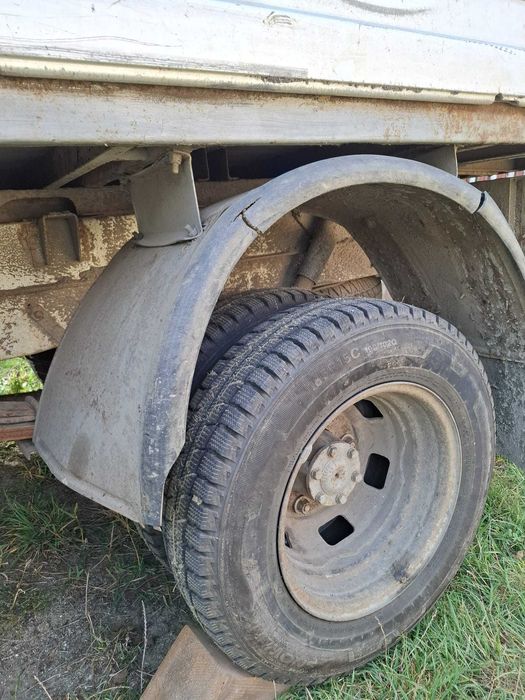 Mașina , camioneta