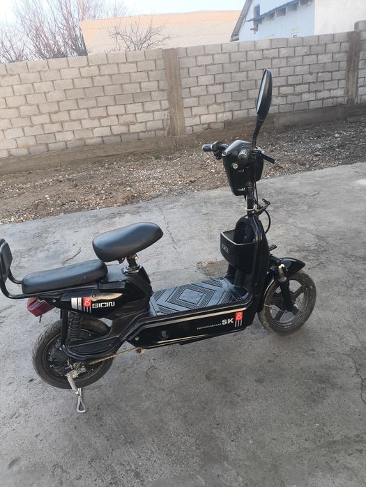 скутер продается срочно!