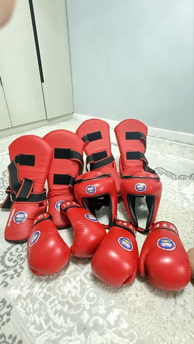 Продам Футы,Перчатки и шлем