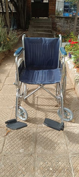 Сгъваема инвалидна количка Moretti CB 160 (до 110 кг) и запазен комбиниран стол за баня и тоалетна, предназначен за трудноподвижни и възрастни хора