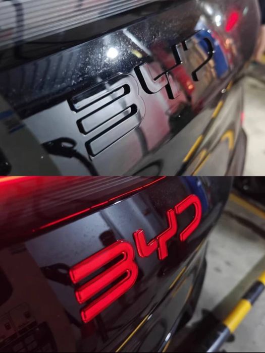 Чёрная накладка на эмблему BYD для 2025