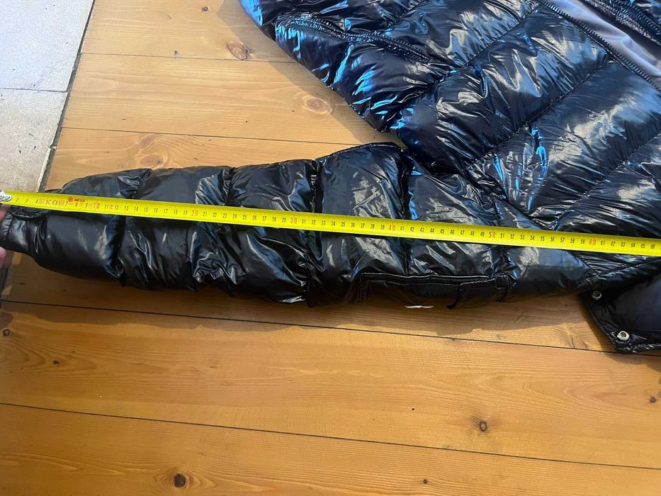 Vând geacă de iarnă Moncler Maya, folosita de 2-3 ori. NFC chip