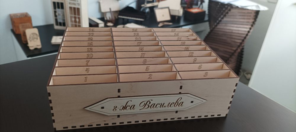 Училищна поставка за мобилни телефони.