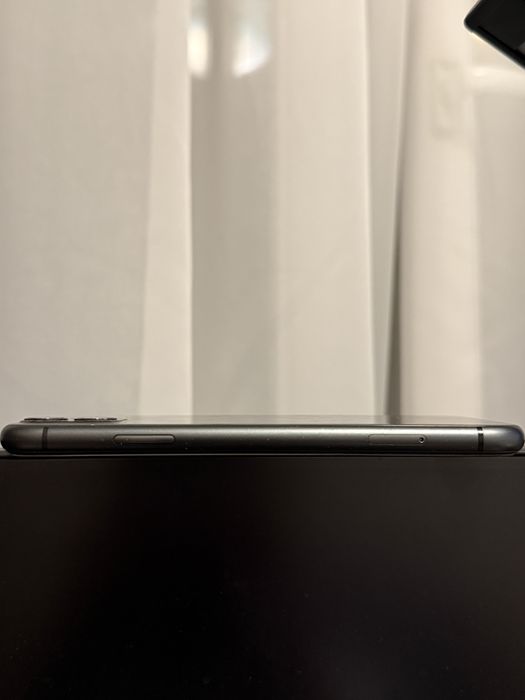 IPHONE 11 Black 64GB Unlocked, Original Box + 4 Cases
