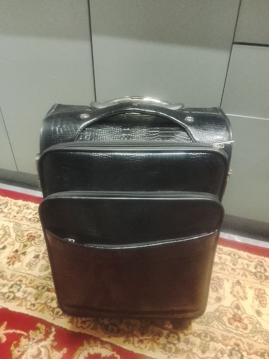 Продам чемодан черный