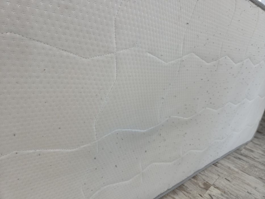 Продам матрас 2*0,8 в отличном состоянии