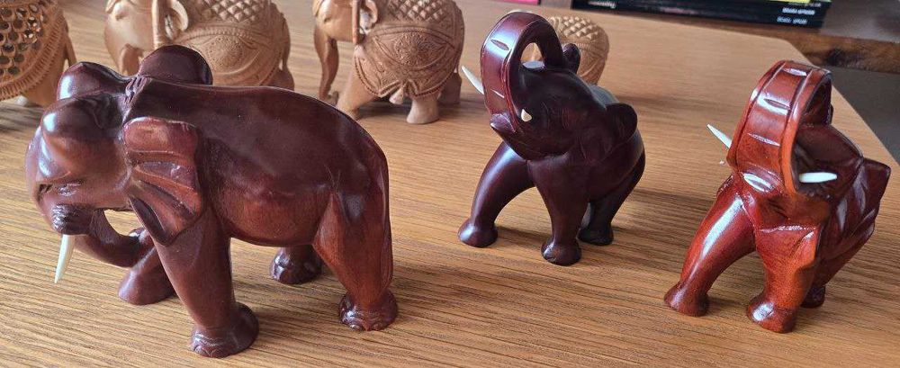 Коллекция деревянных слонов