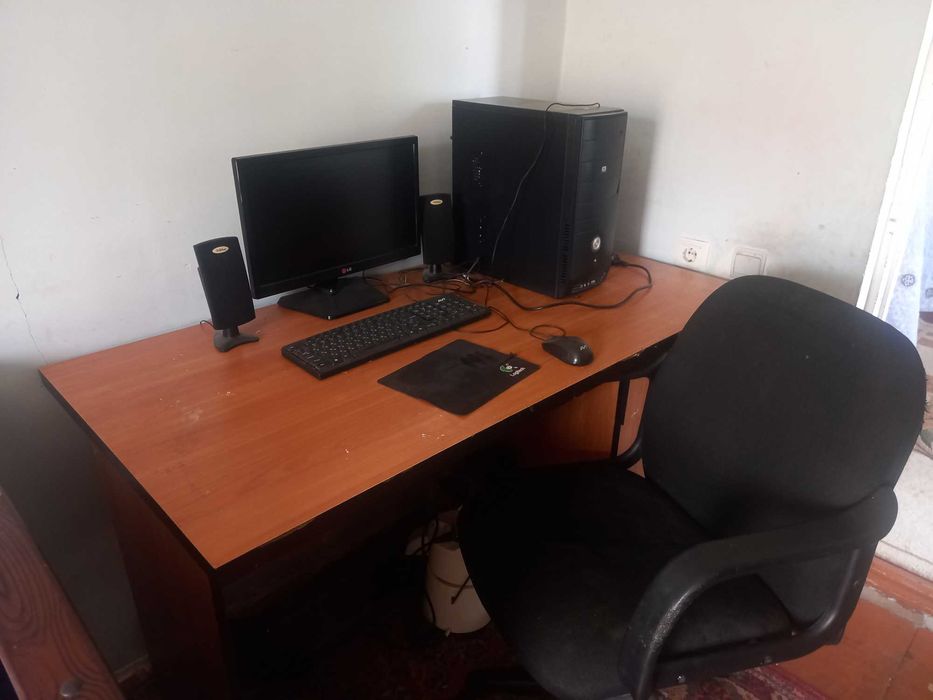 Компютер. Стол. Кресло.