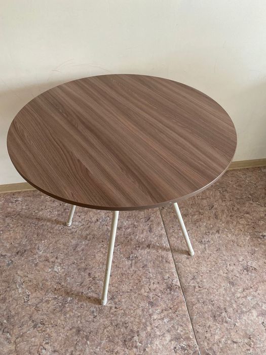 Продаются круглый стол