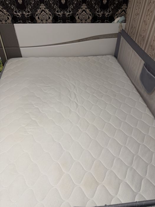 Продам кровать с матрасом  2*1,8м